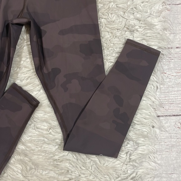 ALO Yoga High-Waist Vapor Leggings in Coco Camo - Picture 5 of 11